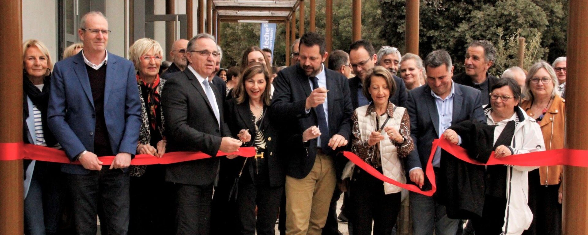 Coupé de ruban lors de l'inauguration du centre de conférence