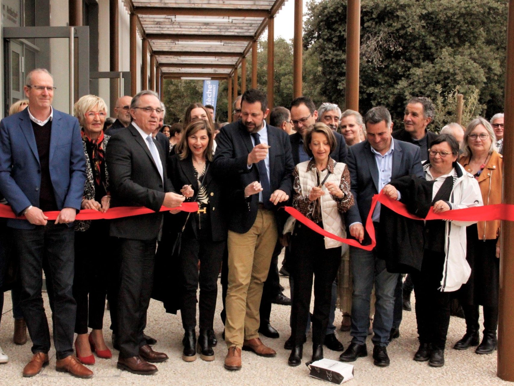 Coupé de ruban lors de l'inauguration du centre de conférence