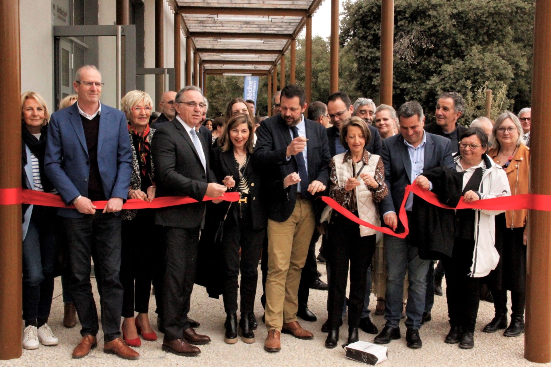 Coupé de ruban lors de l'inauguration du centre de conférence