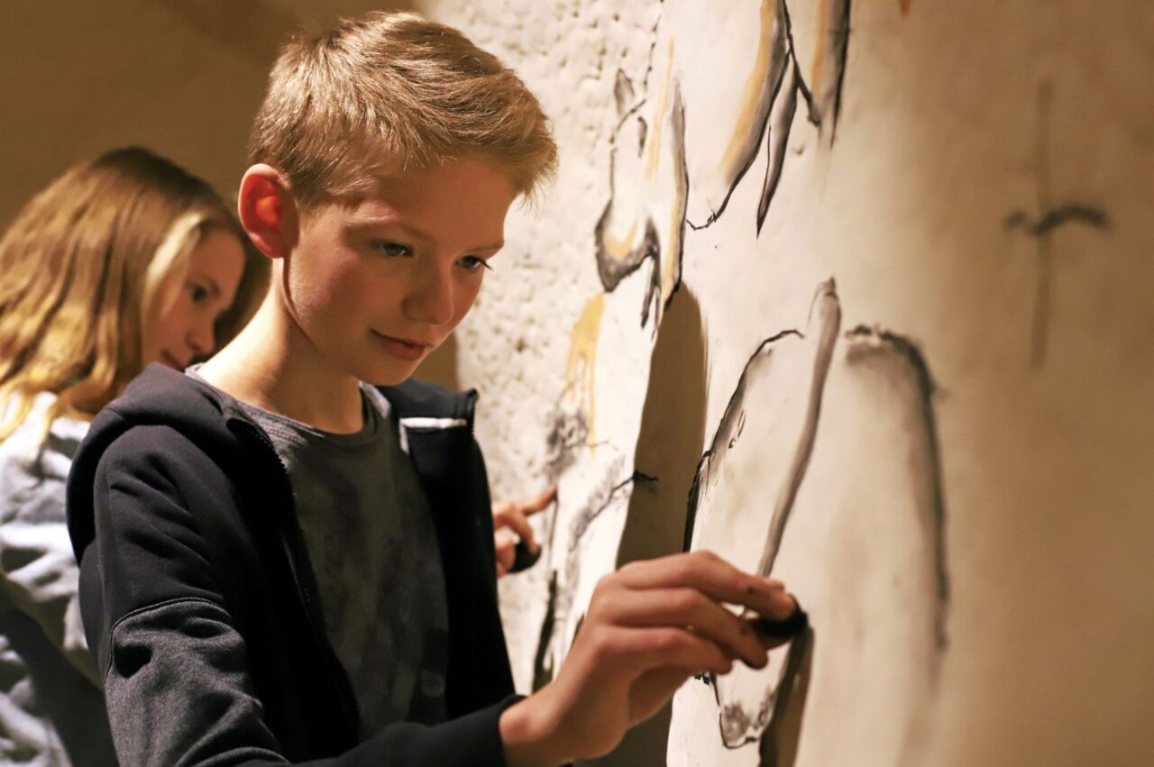 Atelier Dis, dessine-moi un mammouth. Art pariétal dans la Grotte-Atelier.
