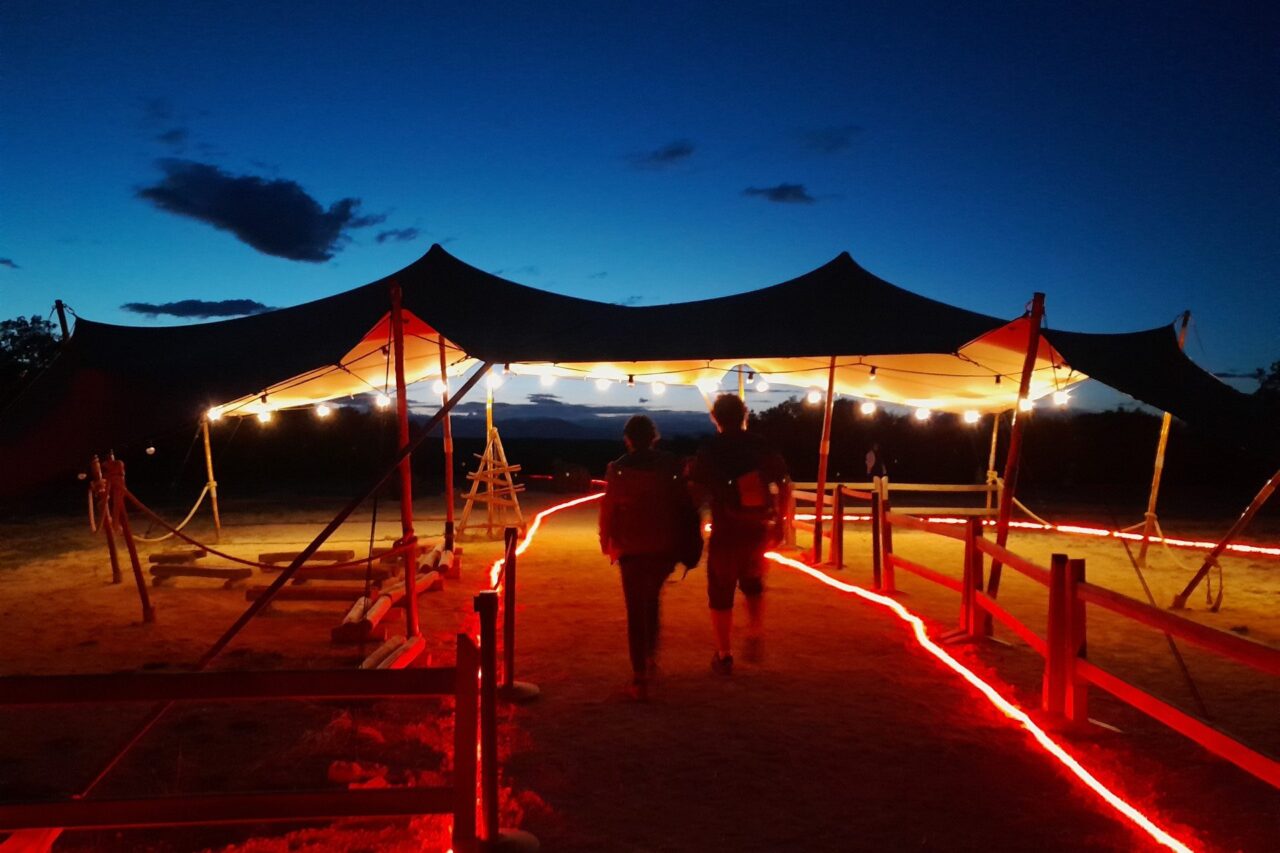 Couple marchant vers l'Esplanade durant "Les Nocturnes de Chauvet"