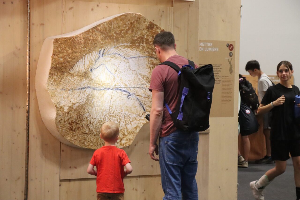 L'exposition "Grotte Chauvet, l'Aventure Scientifique" vous invite à suivre pas à pas le travail des scientifiques, à explorer leurs méthodes et à vivre, vous aussi, l’aventure scientifique.