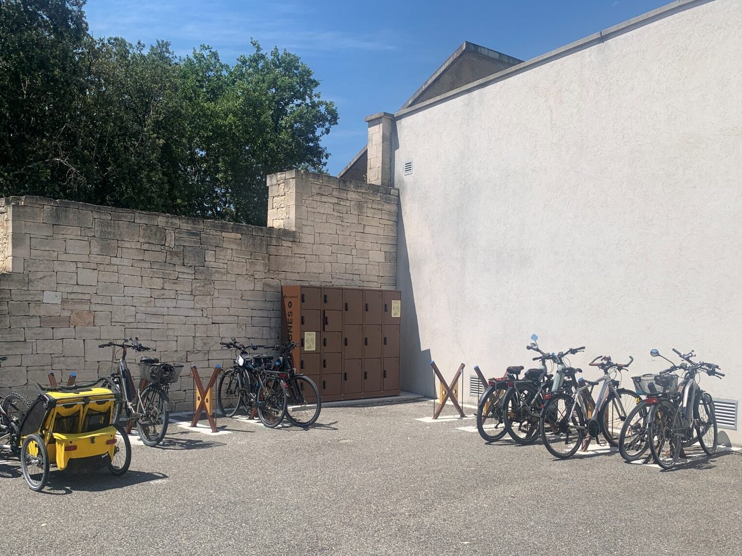 Parking vélo de la grotte Chauvet 2 pour vélo et vélo électrique avec des casiers sécurisés