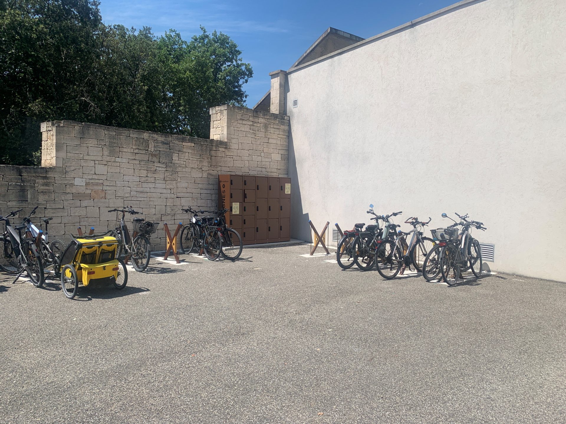 Parking vélo de la grotte Chauvet 2 pour vélo et vélo électrique avec des casiers sécurisés
