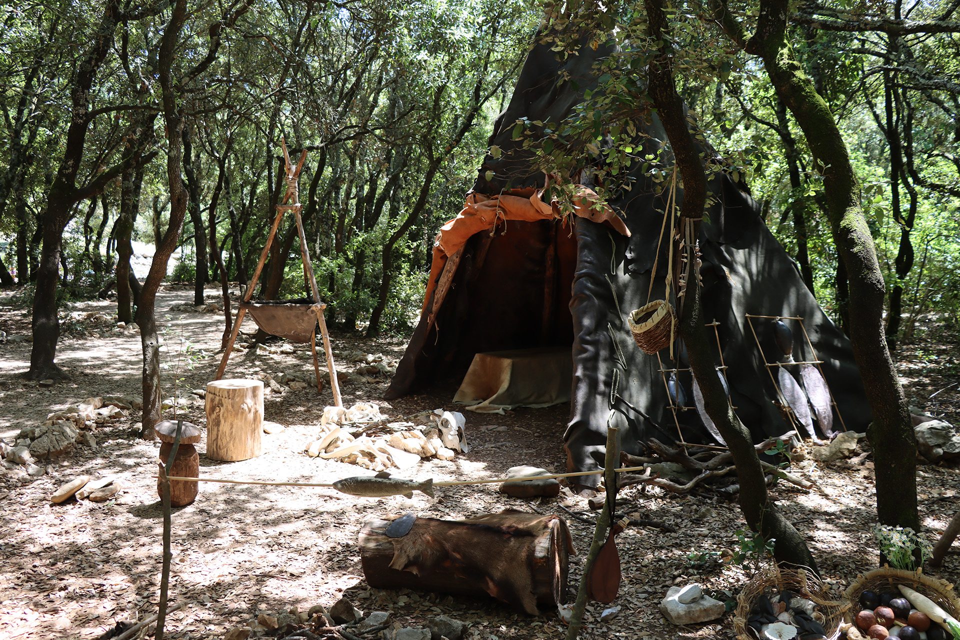 Le campement Paléolithique reconstitué de la Grotte Chauvet 2 - Ardèche