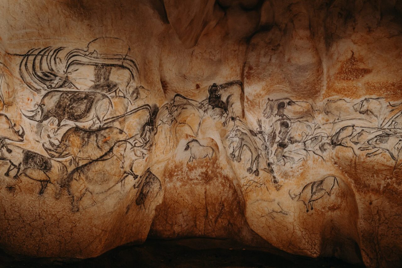 Panneau des Lions dans la restitution de la grotte Chauvet