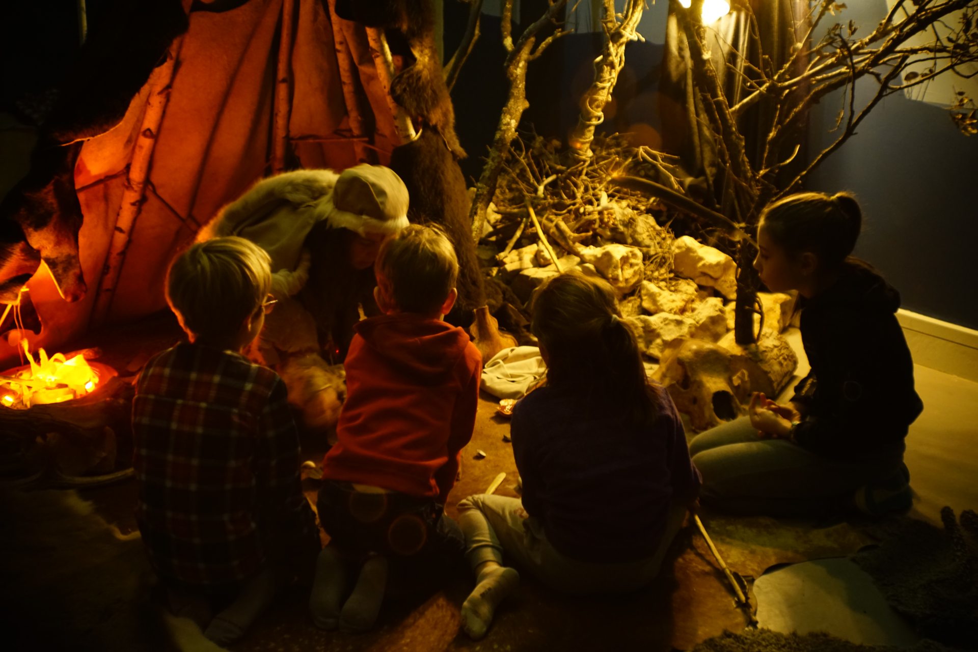 Une aurignacienne conte une (pré)histoire à des enfants.