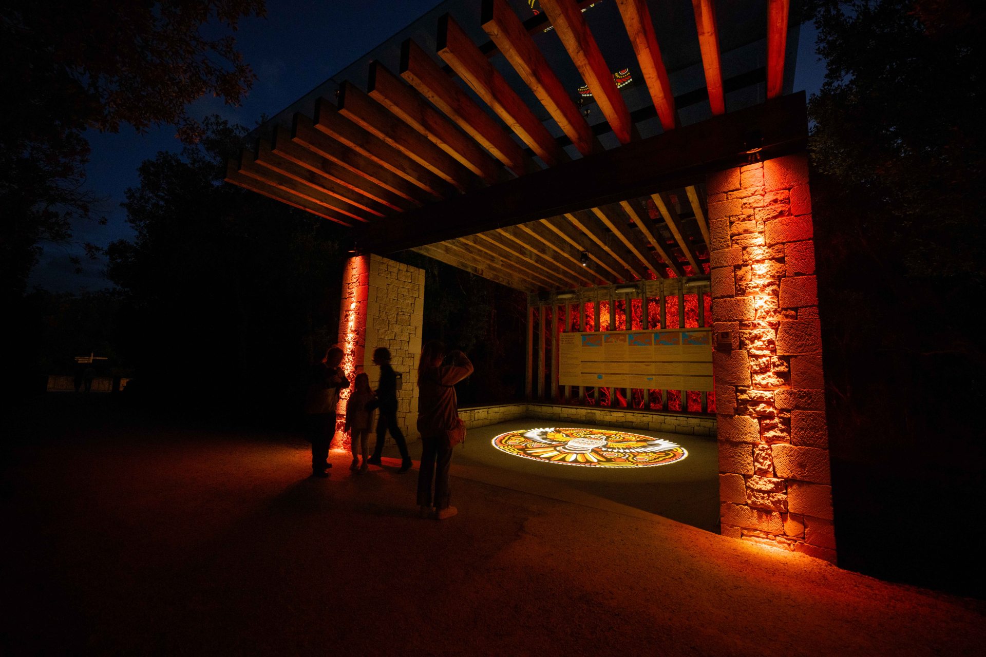 Les stations-découverte durant les Nocturnes de Chauvet : un tour du monde des mythes de l'émergence.