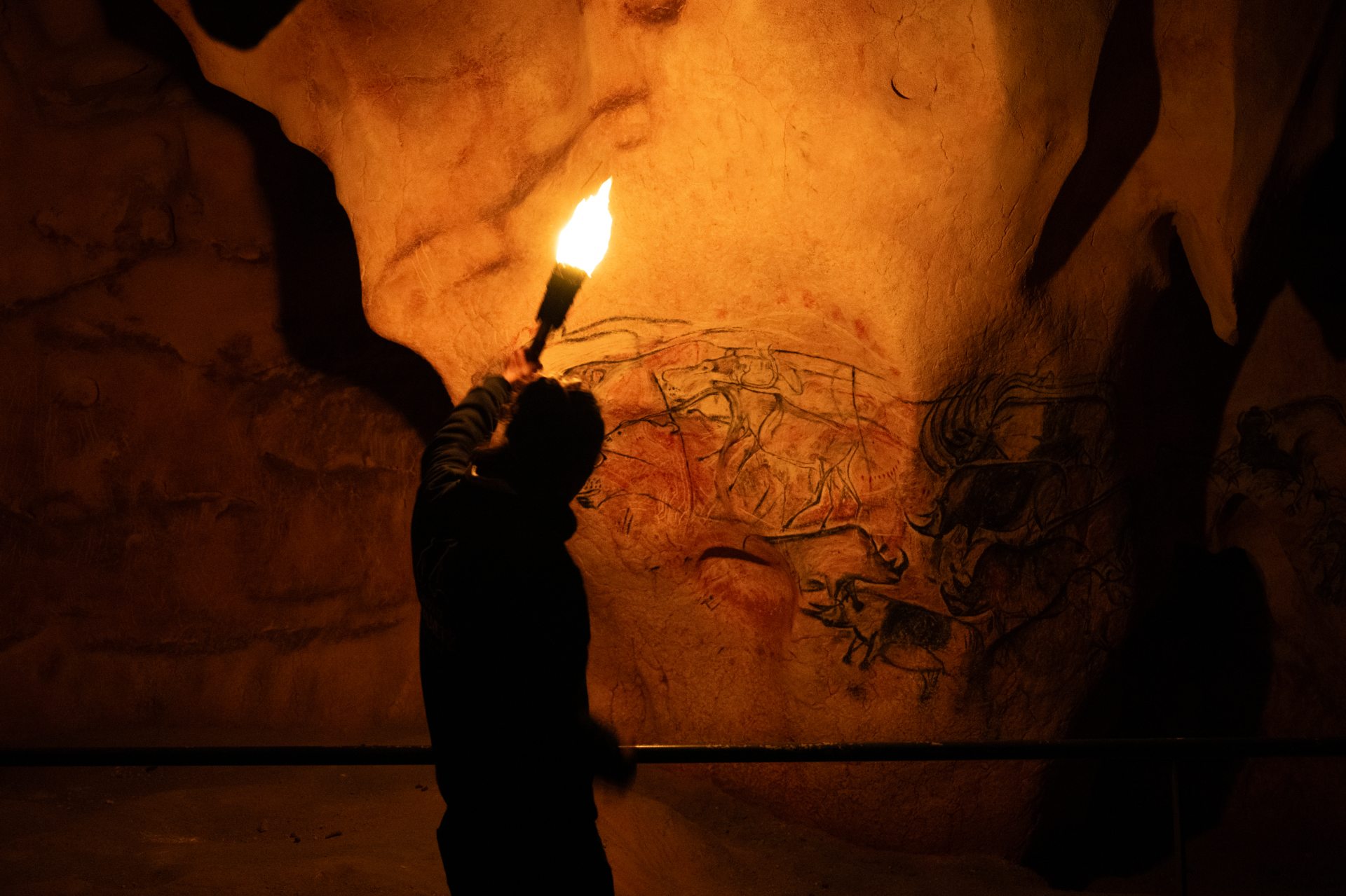 Accompagné d'un guide, découvrez les chefs-d'œuvre de la grotte à la lumière de la torche durant la visite prestige.