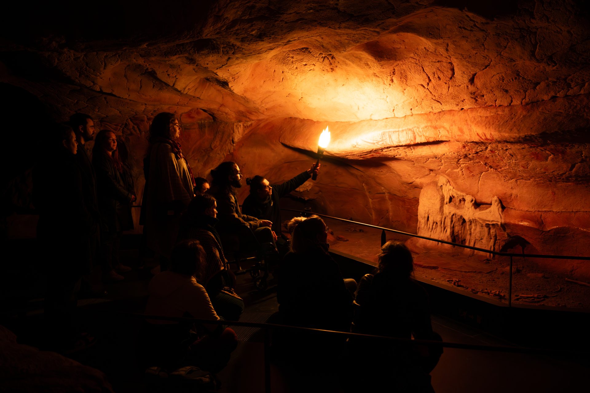 Accompagné d'un guide, découvrez les chefs-d'œuvre de la grotte à la lumière de la torche durant la visite prestige.