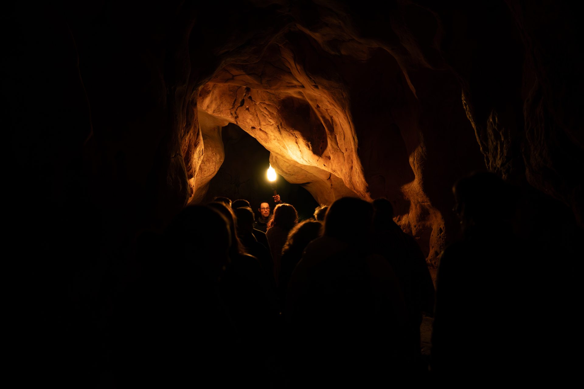La visite prestige à la lumière de la torche vous permet de vivre une expérience au plus près de celle des artistes de la grotte Chauvet.