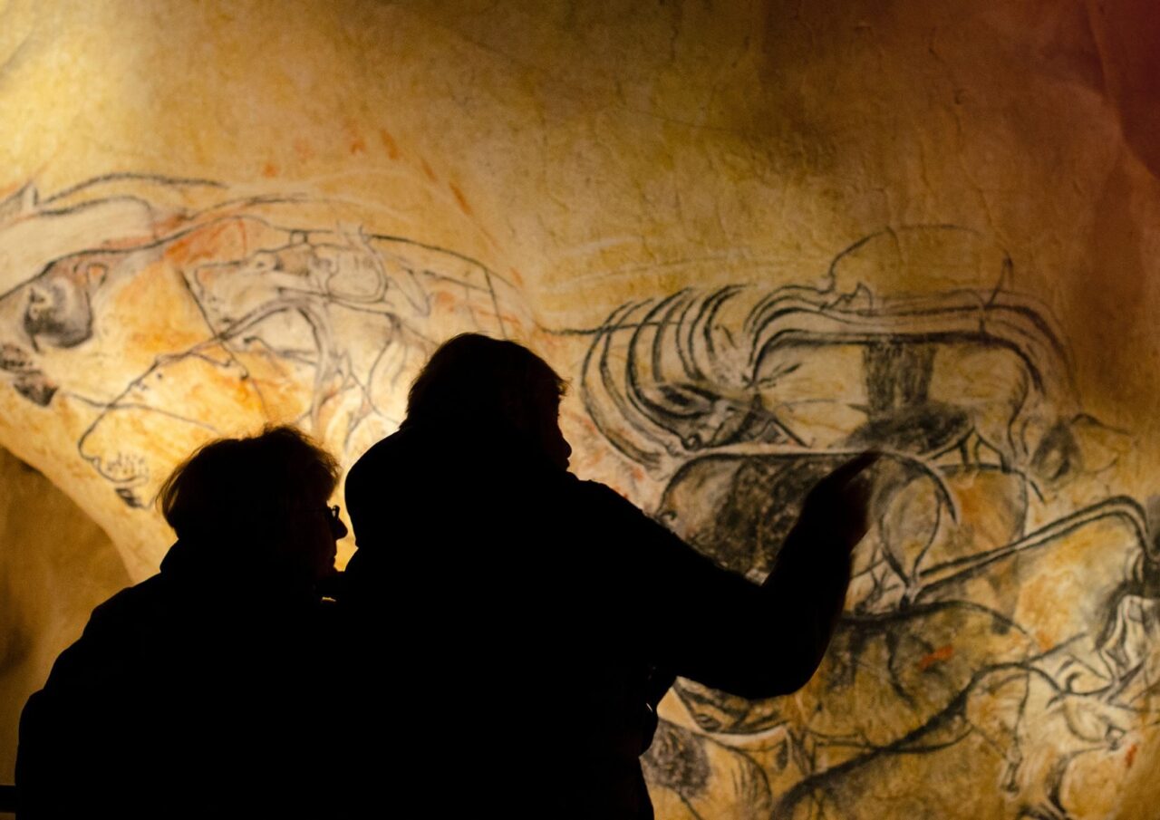 Visite de la restitution de la grotte Chauvet : le panneau des lions.
