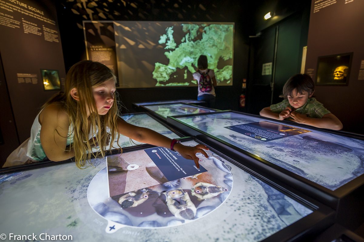 Vivez une expérience de visite interactive avec les écrans tactiles de la Galerie de l'Aurignacien.