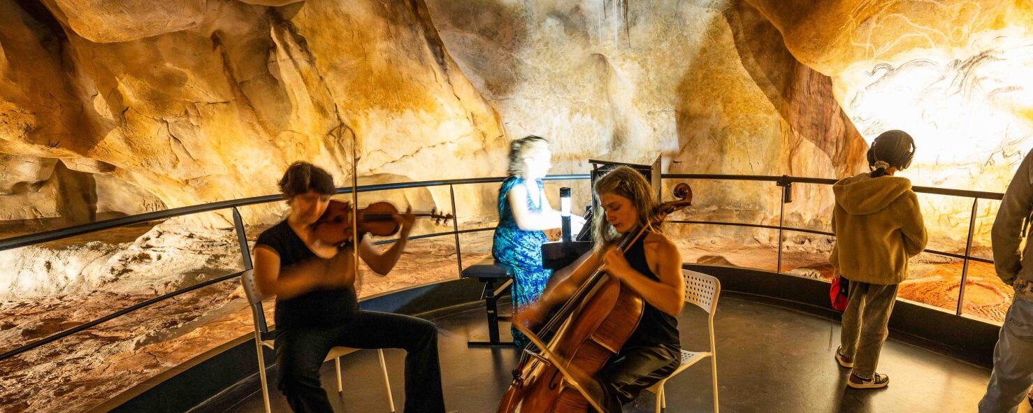 Concert immersif dans la restitution de la grotte.