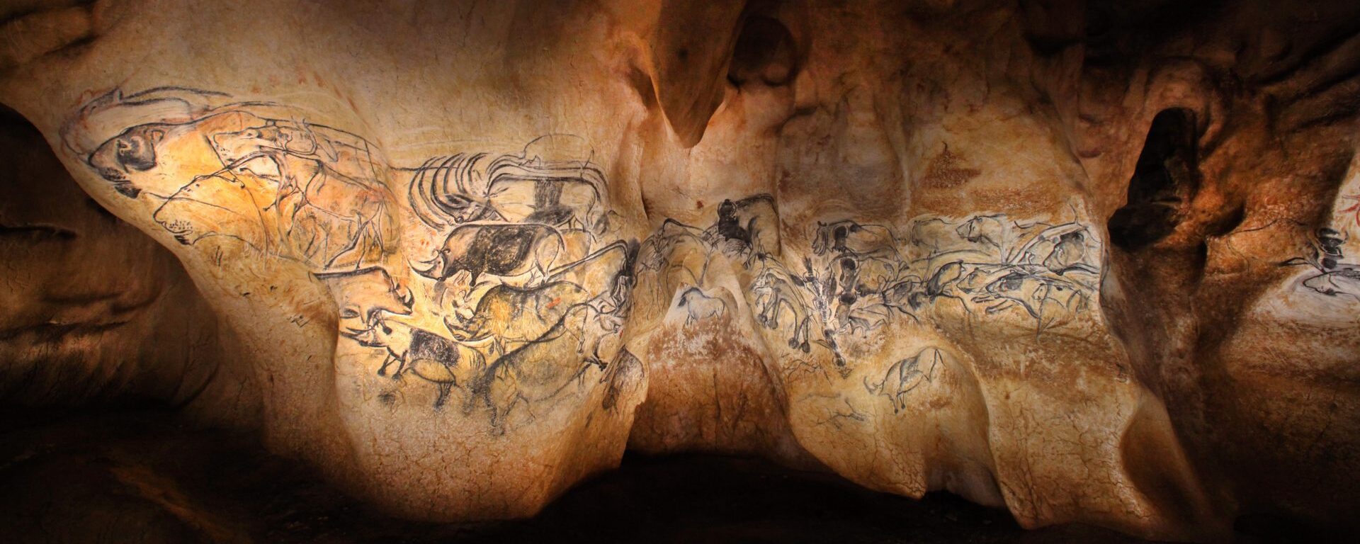92 animaux en mouvement sont représentés sur le panneau des lions, dans la salle du fond de la restitution de la grotte.