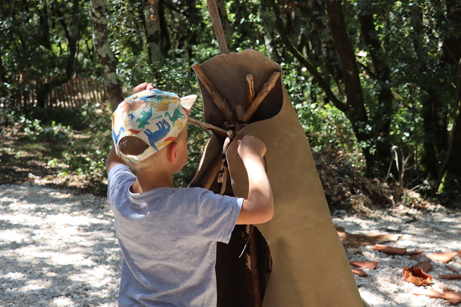 Montage d'un tipi - Animation L'Atelier des Sapiens au campement paléolithique