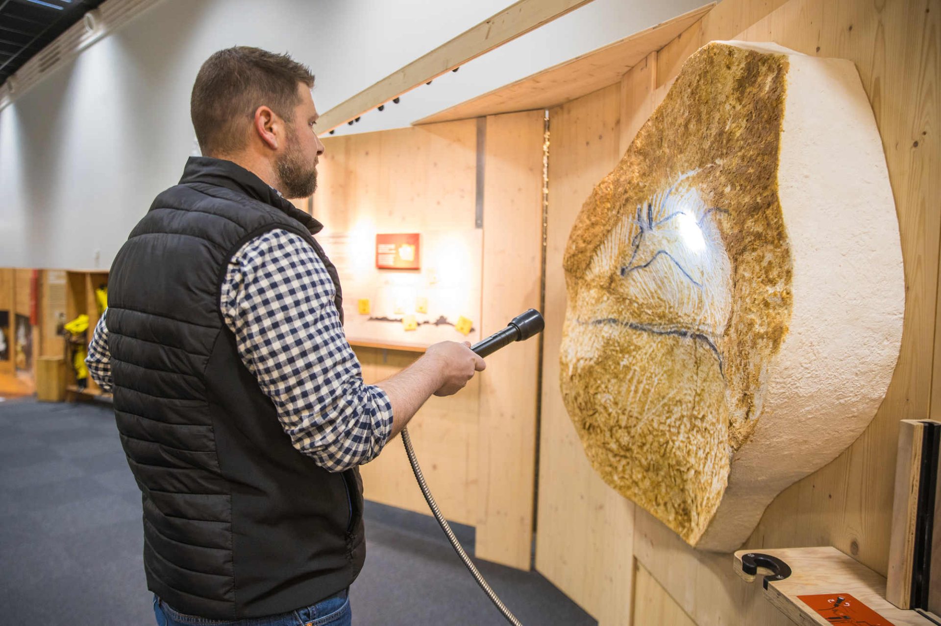 Mise en lumière d'un panneau orné - Exposition 