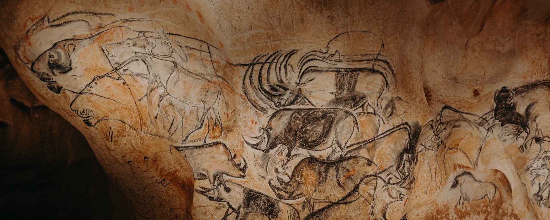 Le panneau des lions dans la restitution de la grotte Chauvet. La nouvelle mise en lumière.