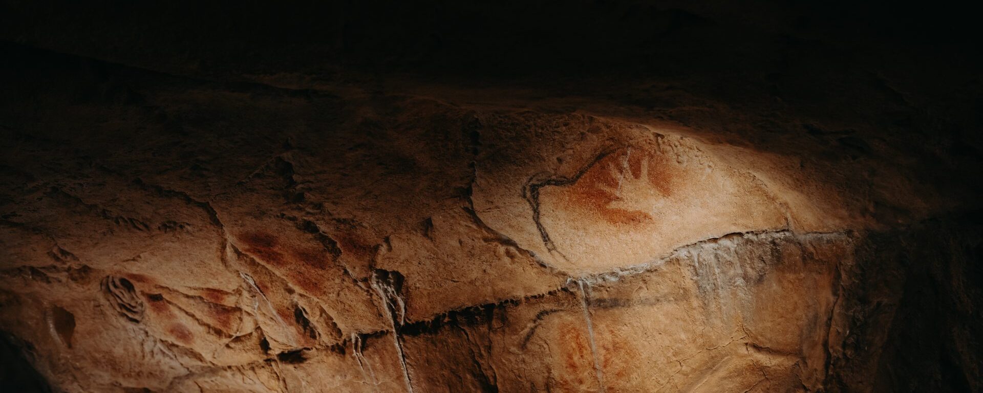 Main négative dans la restitution de la grotte